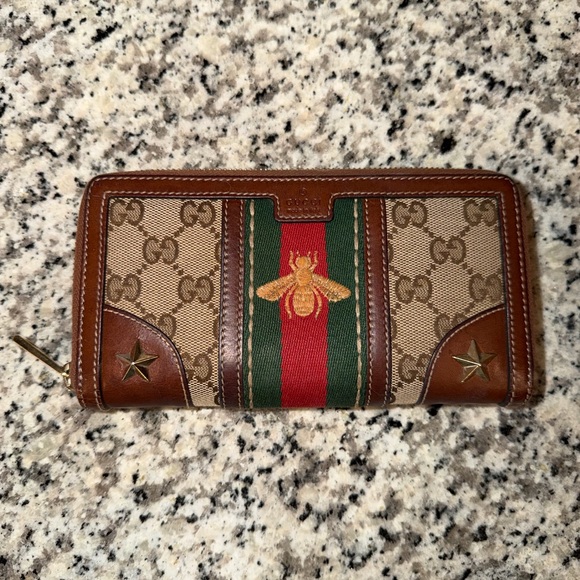✨Authentic! EXCELLENT CONDITION! Gucci Women’s Wallet featuring a 🐝 Logo/Stars!✨ - Picture 1 of 6
